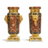 A PAIR OF FRENCH 'JAPONISME' ORMOLU-MOUNTED RED CHAMPLEVE ENAMEL VASES - Foto 3