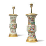 A PAIR OF CHINESE FAMILLE ROSE VASES MOUNTED AS LAMPS - Foto 2