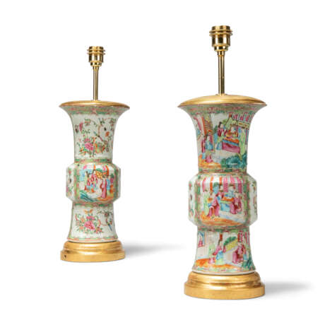 A PAIR OF CHINESE FAMILLE ROSE VASES MOUNTED AS LAMPS - Foto 2