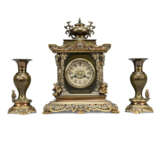 A FRENCH 'JAPONISME' ORMOLU-MOUNTED COPPERED, SILVERED AND LACQUERED BRASS THREE PIECE CLOCK GARNITURE - Foto 6