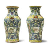 A PAIR OF CHINESE PORCELAIN VASES MOUNTED AS TABLE LAMPS - фото 2