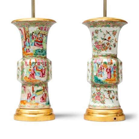 A PAIR OF CHINESE FAMILLE ROSE VASES MOUNTED AS LAMPS - Foto 4