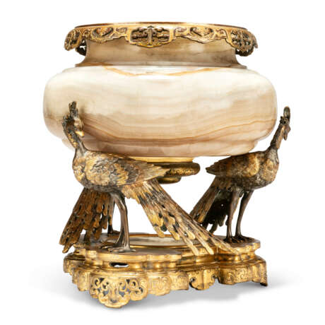 A FRENCH ORMOLU, PATINATED AND SILVERED-BRONZE MOUNTED ONYX JARDINIERE - фото 2