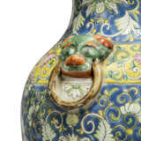 A PAIR OF CHINESE PORCELAIN VASES MOUNTED AS TABLE LAMPS - фото 3
