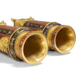 A PAIR OF FRENCH 'JAPONISME' ORMOLU-MOUNTED RED CHAMPLEVE ENAMEL VASES - Foto 5
