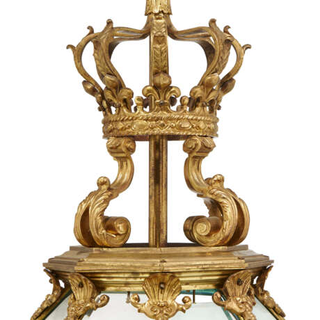 A LARGE FRENCH ORMOLU AND BEVELLED GLASS LANTERN - Foto 3