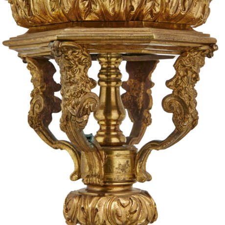 A LARGE FRENCH ORMOLU AND BEVELLED GLASS LANTERN - Foto 4