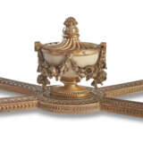 A LOUIS XVI PARCEL-GILT AND WHITE-PAINTED CONSOLE TABLE - Foto 8