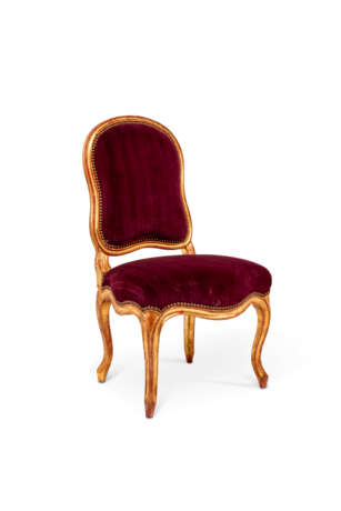 A SET OF EIGHTEEN LOUIS XV GILTWOOD CHAISES - фото 5