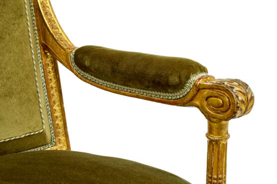 A PAIR OF ROYAL LOUIS XVI GILTWOOD FAUTEUILS - Foto 9