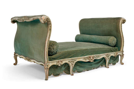 A LOUIS XV GREEN, WHITE AND POLYCHROME-PAINTED ‘LIT A LA TURQUE’ - photo 4