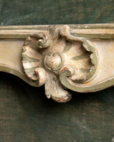 A LOUIS XV GREEN, WHITE AND POLYCHROME-PAINTED ‘LIT A LA TURQUE’ - Foto 10