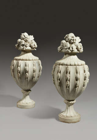 A PAIR OF COVERED VASES - Foto 1