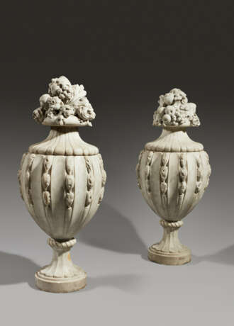 A PAIR OF COVERED VASES - Foto 2