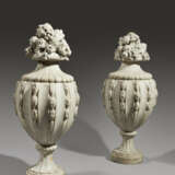 A PAIR OF COVERED VASES - Foto 2