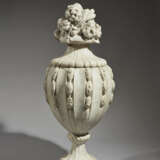 A PAIR OF COVERED VASES - photo 3