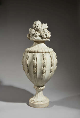 A PAIR OF COVERED VASES - Foto 3