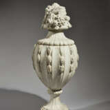 A PAIR OF COVERED VASES - photo 4