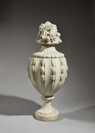 A PAIR OF COVERED VASES - Foto 4