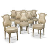A SET OF EIGHT LOUIS XVI GREY AND WHITE-PAINTED CHAISES - Foto 1