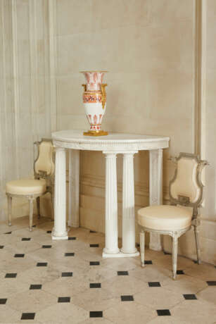 A SET OF EIGHT LOUIS XVI GREY AND WHITE-PAINTED CHAISES - Foto 4
