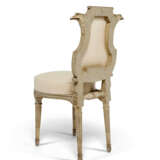A SET OF EIGHT LOUIS XVI GREY AND WHITE-PAINTED CHAISES - Foto 7