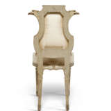 A SET OF EIGHT LOUIS XVI GREY AND WHITE-PAINTED CHAISES - Foto 8