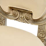 A SET OF EIGHT LOUIS XVI GREY AND WHITE-PAINTED CHAISES - Foto 9