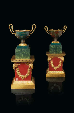 A PAIR OF ITALIAN ORMOLU-MOUNTED JASPER, BLOODSTONE, GREEN PORPHYRY AND RED MARBLE CUPS - фото 1