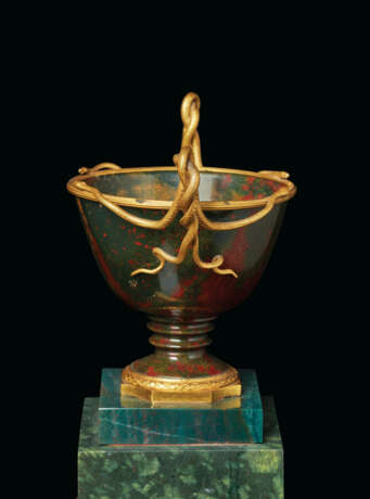 A PAIR OF ITALIAN ORMOLU-MOUNTED JASPER, BLOODSTONE, GREEN PORPHYRY AND RED MARBLE CUPS - Foto 2