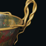 A PAIR OF ITALIAN ORMOLU-MOUNTED JASPER, BLOODSTONE, GREEN PORPHYRY AND RED MARBLE CUPS - Foto 3