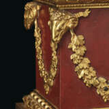 A PAIR OF ITALIAN ORMOLU-MOUNTED JASPER, BLOODSTONE, GREEN PORPHYRY AND RED MARBLE CUPS - Foto 5