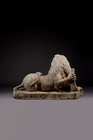 A LOUIS XV MARBLE ARMORIAL LION - photo 4