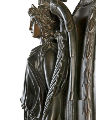 A FRENCH PATINATED-BRONZE MONUMENTAL `ETRUSCAN` VASE - Foto 5