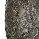 A FRENCH PATINATED-BRONZE MONUMENTAL `ETRUSCAN` VASE - Foto 6