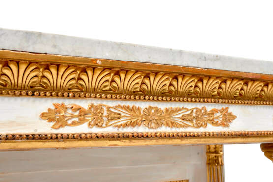 A PAIR OF NORTH ITALIAN EMPIRE PARCEL-GILT, CREAM AND WHITE-PAINTED AND SIMULATED-MARBLE CONSOLE TABLES - Foto 6