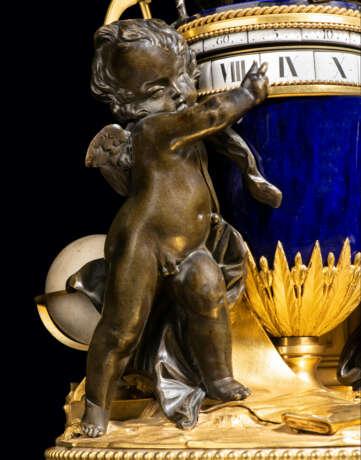 A LOUIS XVI ORMOLU-MOUNTED WHITE MARBLE, PATINATED-BRONZE AND SEVRES BLUE PORCELAIN PENDULE A CERCLES TOURNANTS - Foto 2
