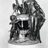 A LOUIS XVI ORMOLU-MOUNTED WHITE MARBLE, PATINATED-BRONZE AND SEVRES BLUE PORCELAIN PENDULE A CERCLES TOURNANTS - Foto 6