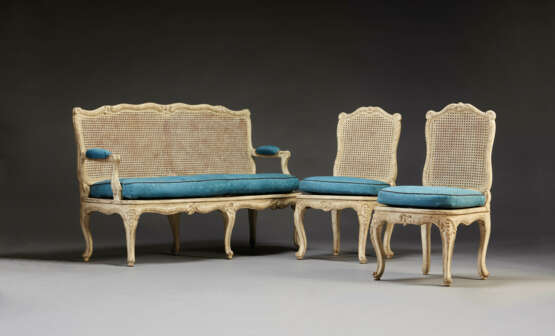 A SUITE OF LOUIS XV WHITE-PAINTED SEAT FURNITURE - фото 1