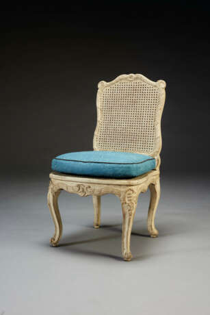 A SUITE OF LOUIS XV WHITE-PAINTED SEAT FURNITURE - фото 2