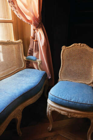 A SUITE OF LOUIS XV WHITE-PAINTED SEAT FURNITURE - фото 3