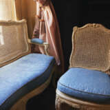 A SUITE OF LOUIS XV WHITE-PAINTED SEAT FURNITURE - Foto 3