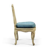 A SUITE OF LOUIS XV WHITE-PAINTED SEAT FURNITURE - Foto 5