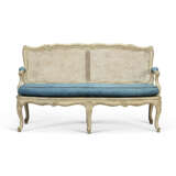 A SUITE OF LOUIS XV WHITE-PAINTED SEAT FURNITURE - Foto 8