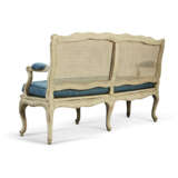 A SUITE OF LOUIS XV WHITE-PAINTED SEAT FURNITURE - Foto 11
