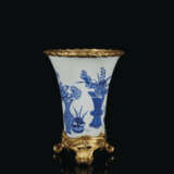 A PAIR OF LOUIS XV ORMOLU-MOUNTED CHINESE BLUE AND WHITE PORCELAIN VASES - фото 2