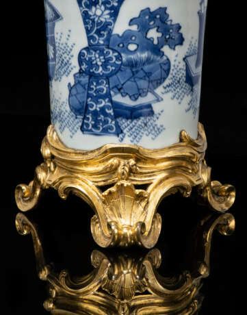 A PAIR OF LOUIS XV ORMOLU-MOUNTED CHINESE BLUE AND WHITE PORCELAIN VASES - фото 6
