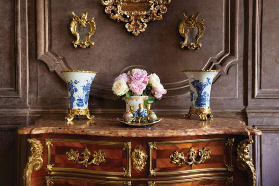 A PAIR OF LOUIS XV ORMOLU-MOUNTED CHINESE BLUE AND WHITE PORCELAIN VASES - фото 7