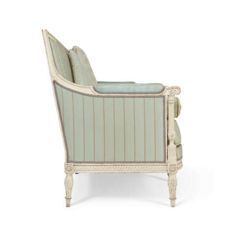 A SUITE OF ROYAL LOUIS XVI WHITE-PAINTED SEAT FURNITURE - фото 9