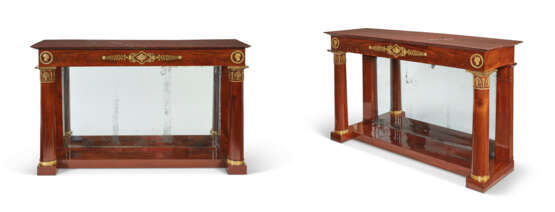 A PAIR OF EMPIRE ORMOLU-MOUNTED MAHOGANY CONSOLE TABLES - Foto 1